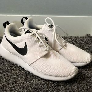 White Women’s Nike Roshes - size 8